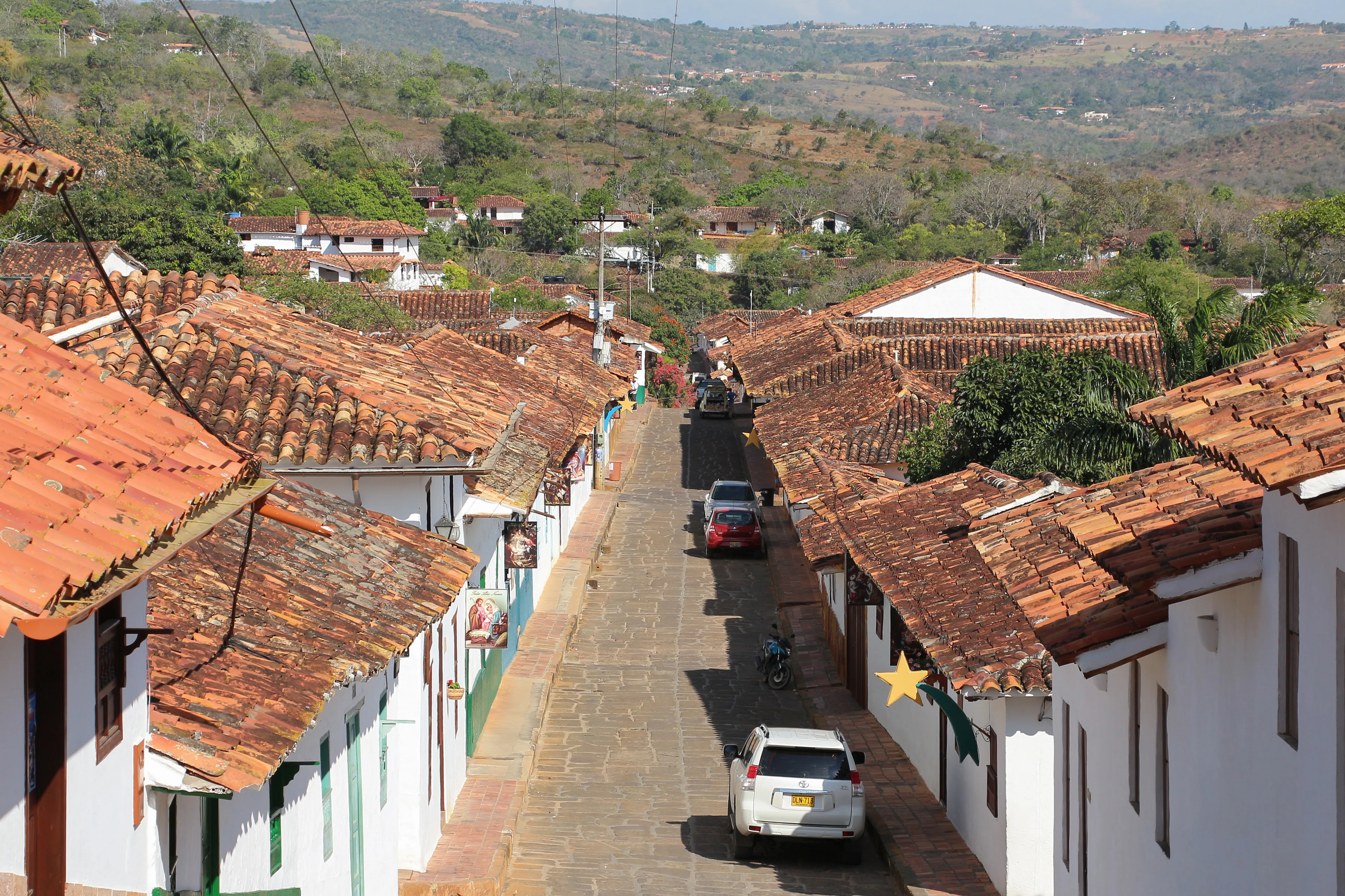 Een typisch koloniaal straatje in Barichara met witte huizen en kasseien